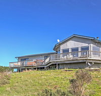 'Sea B's' Irish Beach Getaway with Deck and Ocean View - Accommodation Alabama