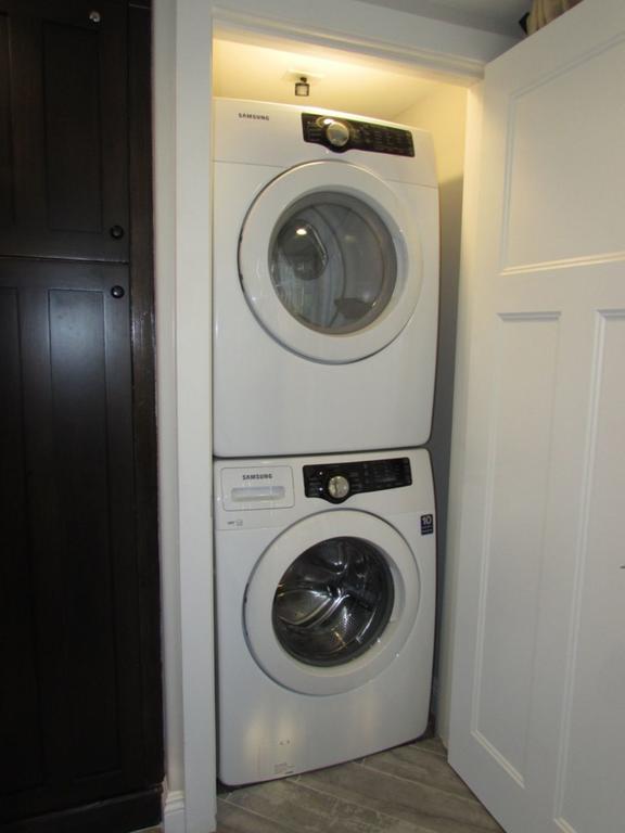 029 Lakefront Luxury Home - thumb 3