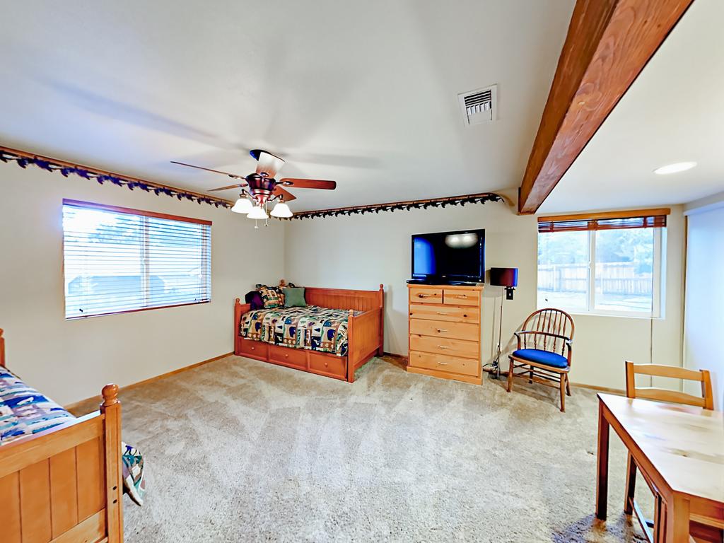 1027 Pine Mountain Drive Home - thumb 2