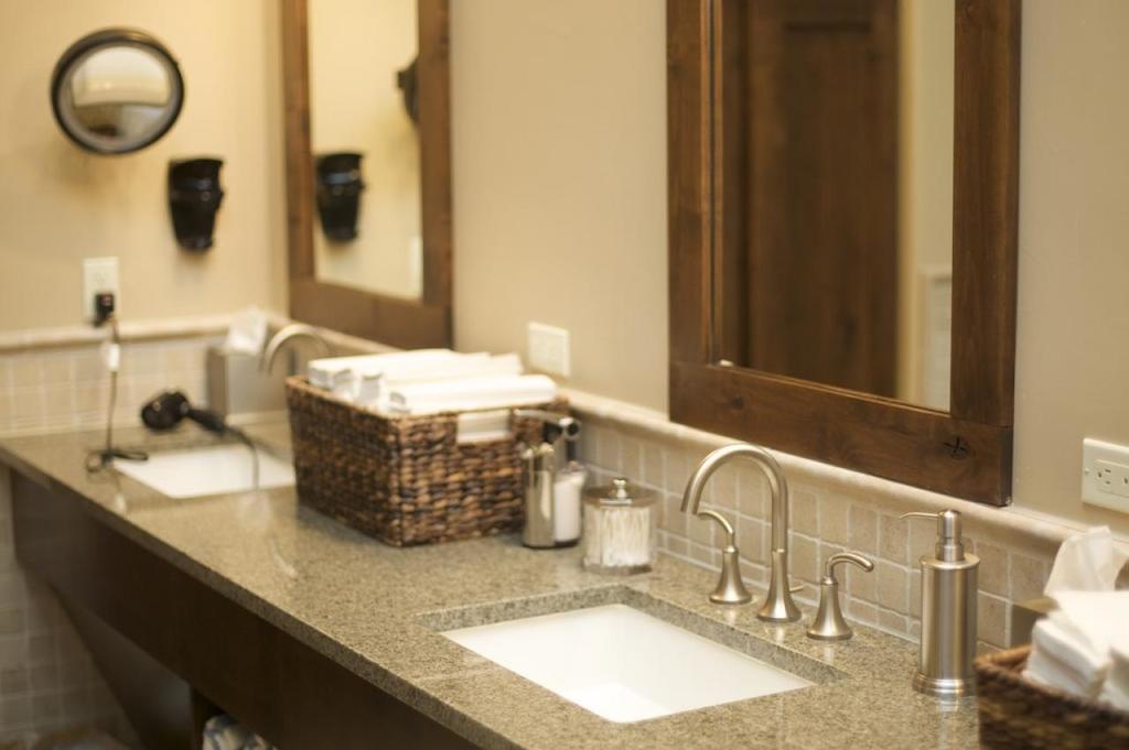 2 Bedrooms W/ Large Loft + 2.5 Baths - Sleeps 8. Free Grocery Delivery! - thumb 1