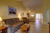 2nd FL 2 BR End Unit condo with Vaulted Ceilings in Plantation Golf Club Accommodation Alabama