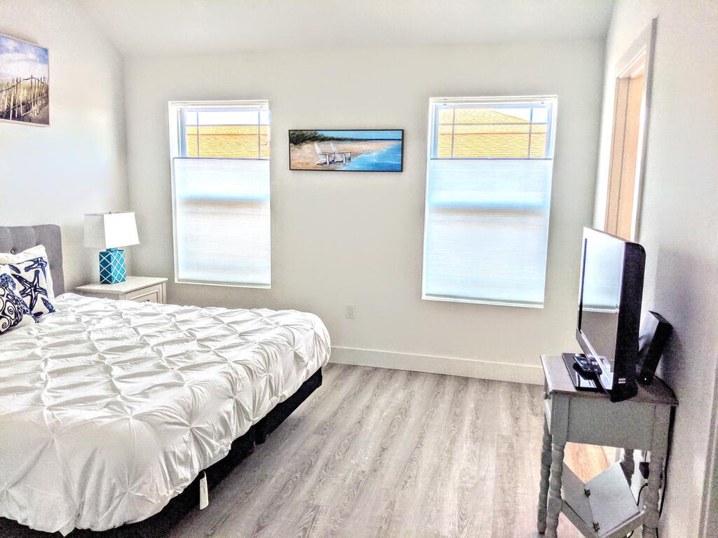 3 Blocks To The Beach! - 3 BR/2.5 Bath - thumb 2