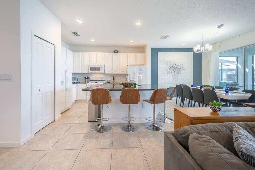 8BR Mansion At Family Resort Private Pool, Hot Tub And BBQ - thumb 1