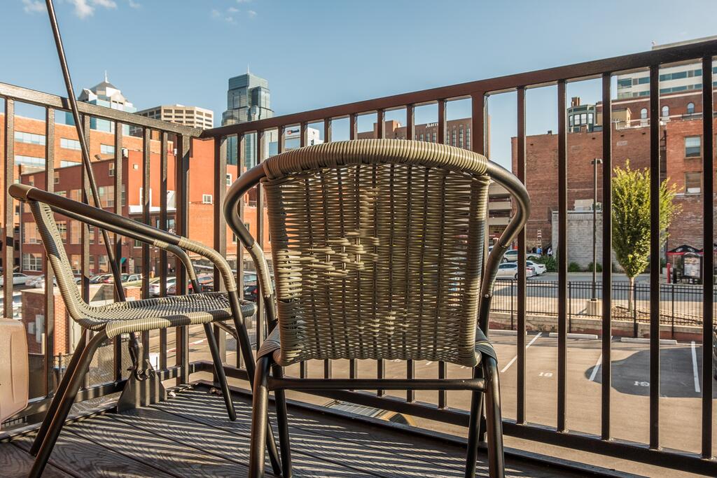 Airy + Adorable 2BR Apt In The Heart Of The City - thumb 1