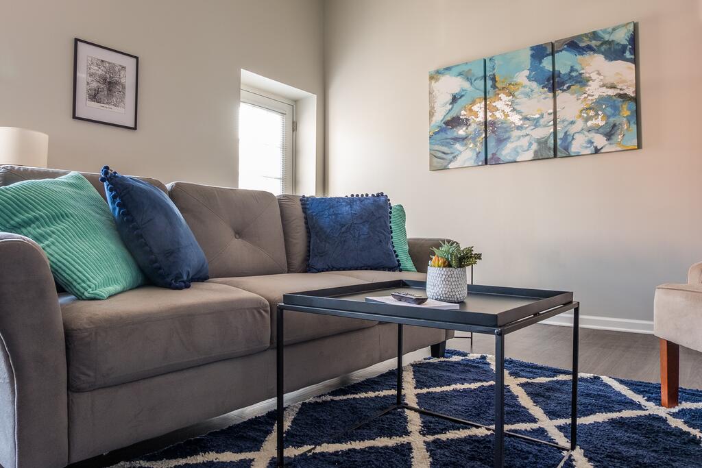 Airy + Adorable 2BR Apt In The Heart Of The City - thumb 3