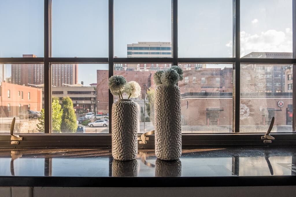 Airy + Adorable 2BR Apt In The Heart Of The City - thumb 2