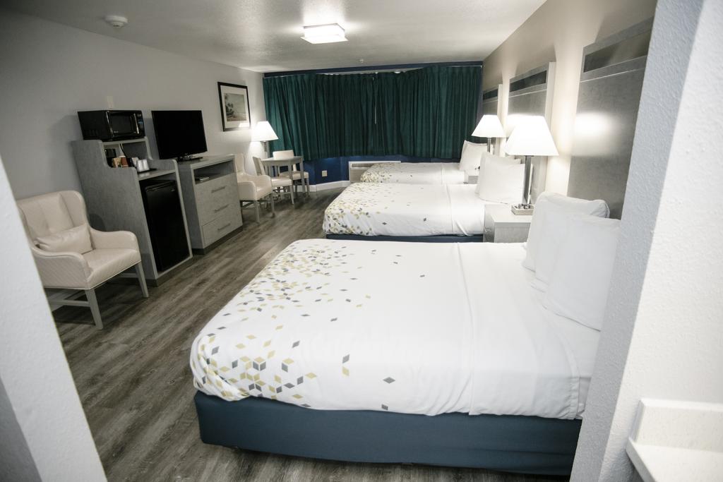 Anchor Beach Inn - thumb 2