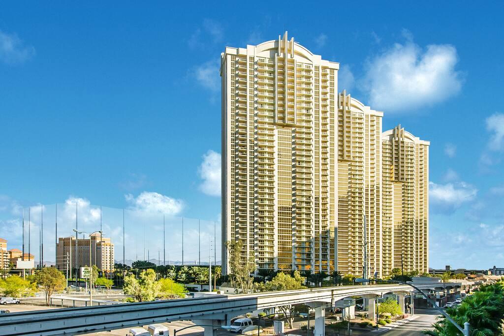 Beautiful Pool View With No Resort Fees And Free Parking At MGM Signature - thumb 3
