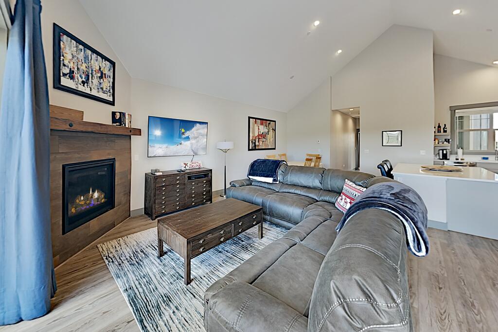 Brand-New Townhome W/ Private Balcony & Fireplace Townhouse - thumb 0