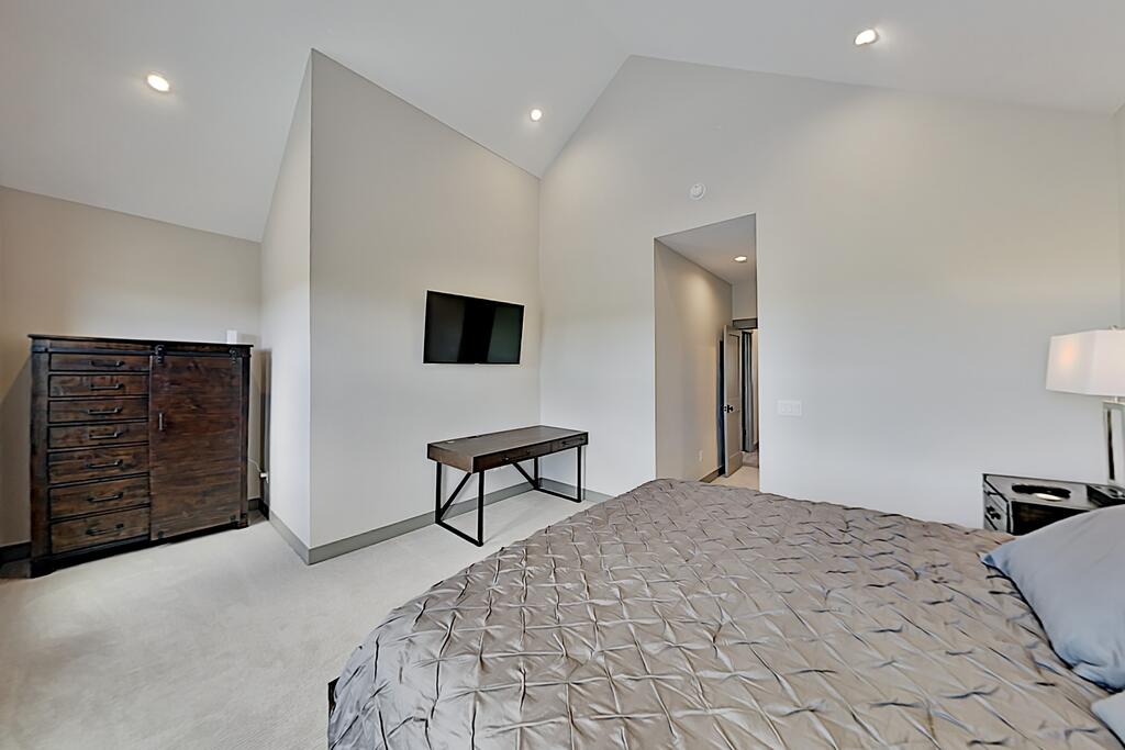 Brand-New Townhome W/ Private Balcony & Fireplace Townhouse - thumb 2