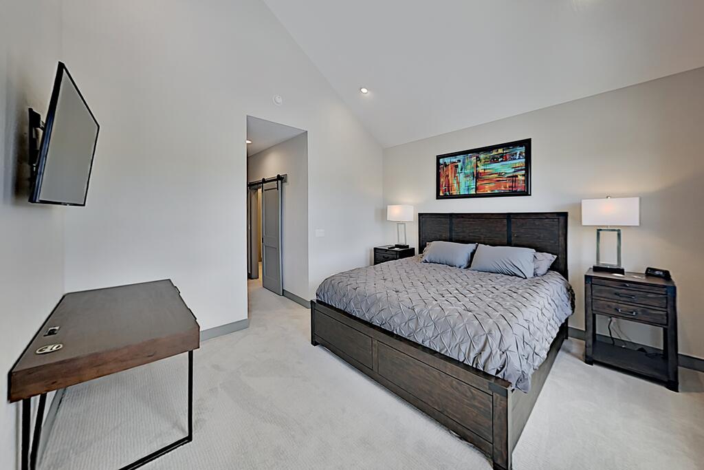 Brand-New Townhome W/ Private Balcony & Fireplace Townhouse - thumb 1