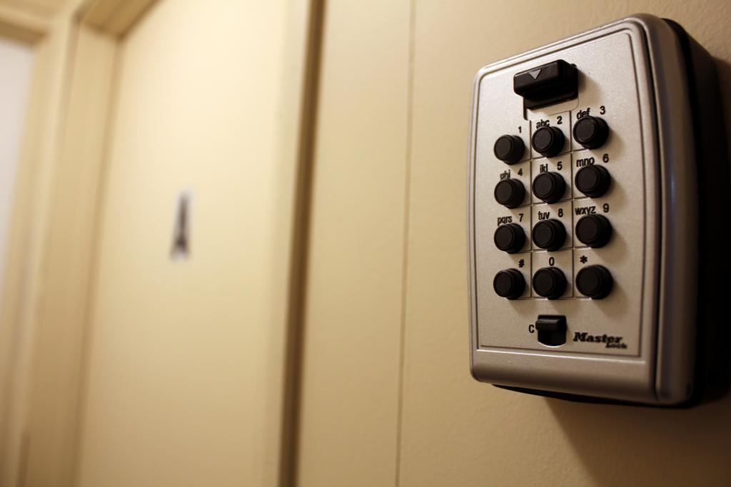 Brighton Retreat (Walk To Metro) - thumb 1