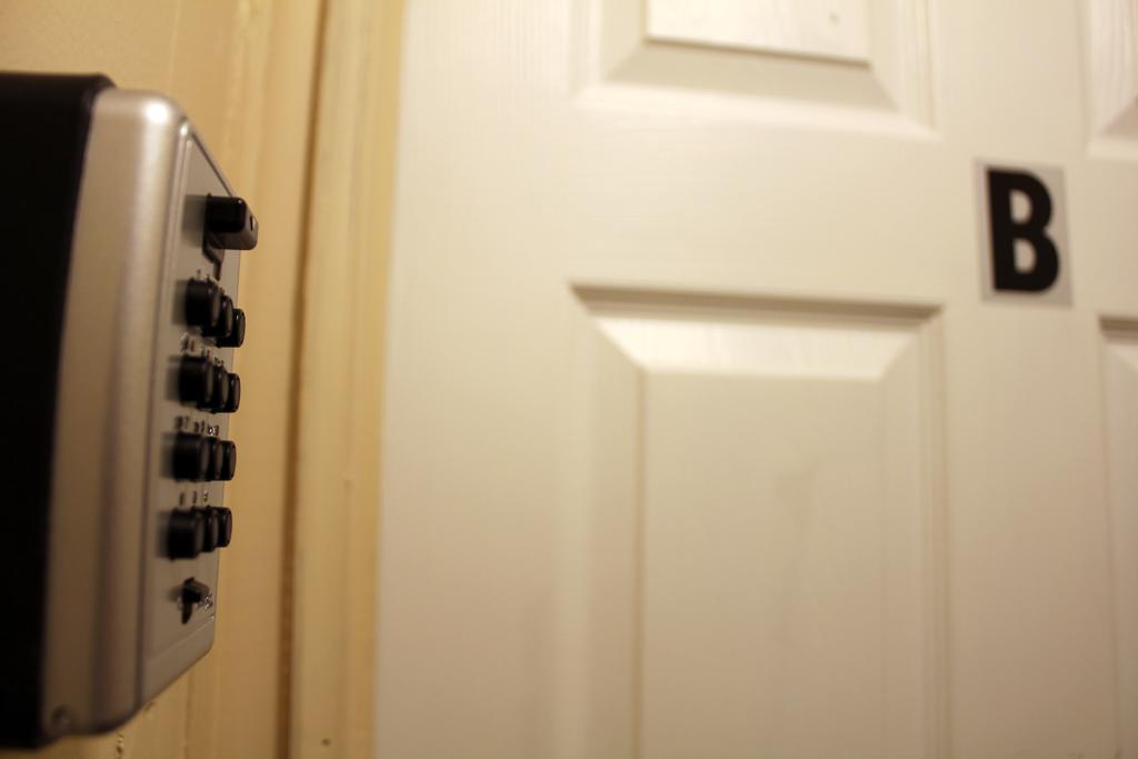 Brighton Retreat (Walk To Metro) - thumb 2