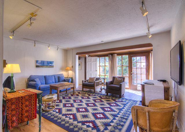 Casa Kearney, 3 Bedrooms, Sleeps 6, Wood Fireplace, WiFi, Yard, Grill - thumb 0