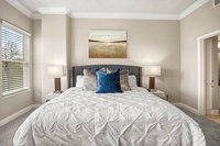 CentralKING BedSleeps 8 by DowntownFree Parking Accommodation Alabama