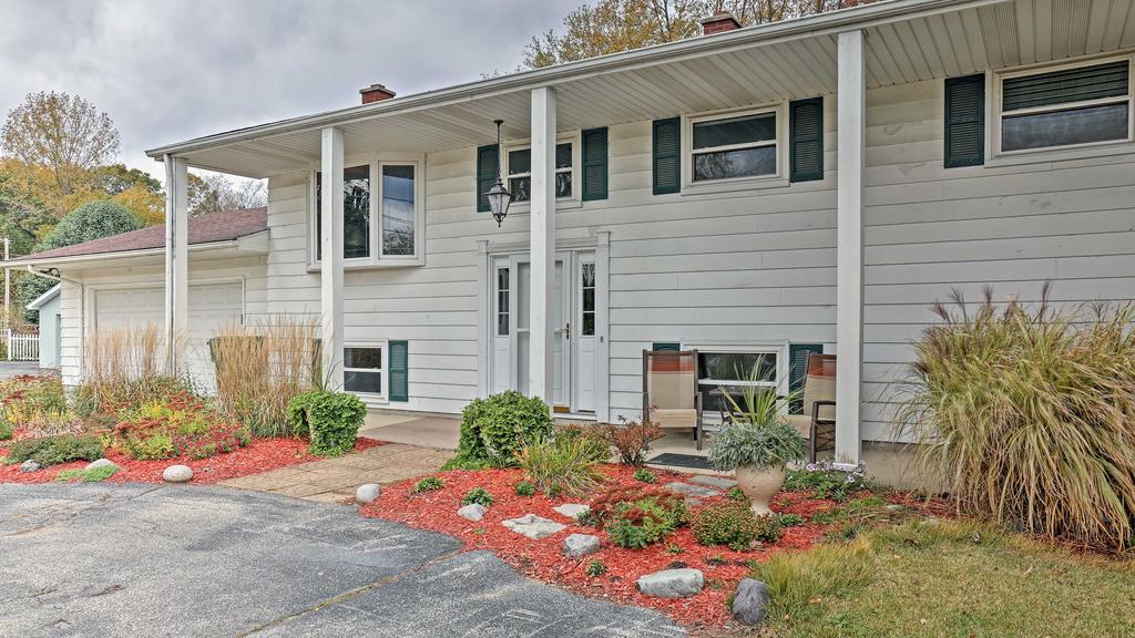 Charming Bay City House With Deck, Walk To Lake Huron - thumb 0