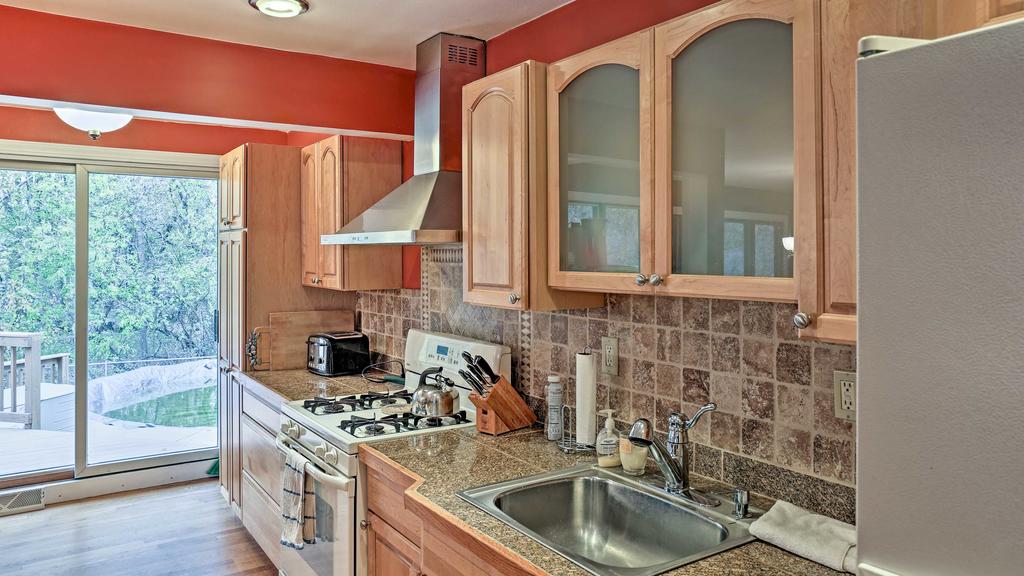 Charming Bay City House With Deck, Walk To Lake Huron - thumb 2