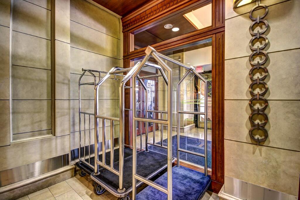 Chase At 39 West Lexington - thumb 0