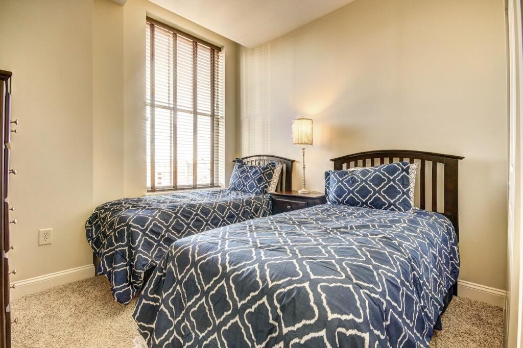 Chase At 39 West Lexington - thumb 1