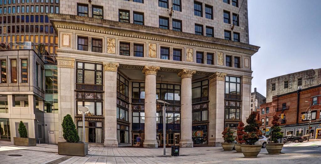 Chase At 39 West Lexington - thumb 3