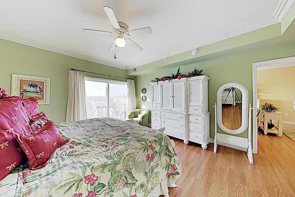 Chic Beachside Condo W/ Pool & Bayfront Balcony Condo - thumb 3