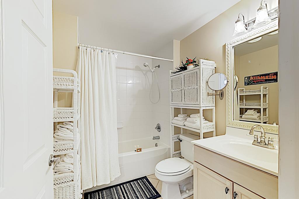 Chic Beachside Condo W/ Pool & Bayfront Balcony Condo - thumb 1