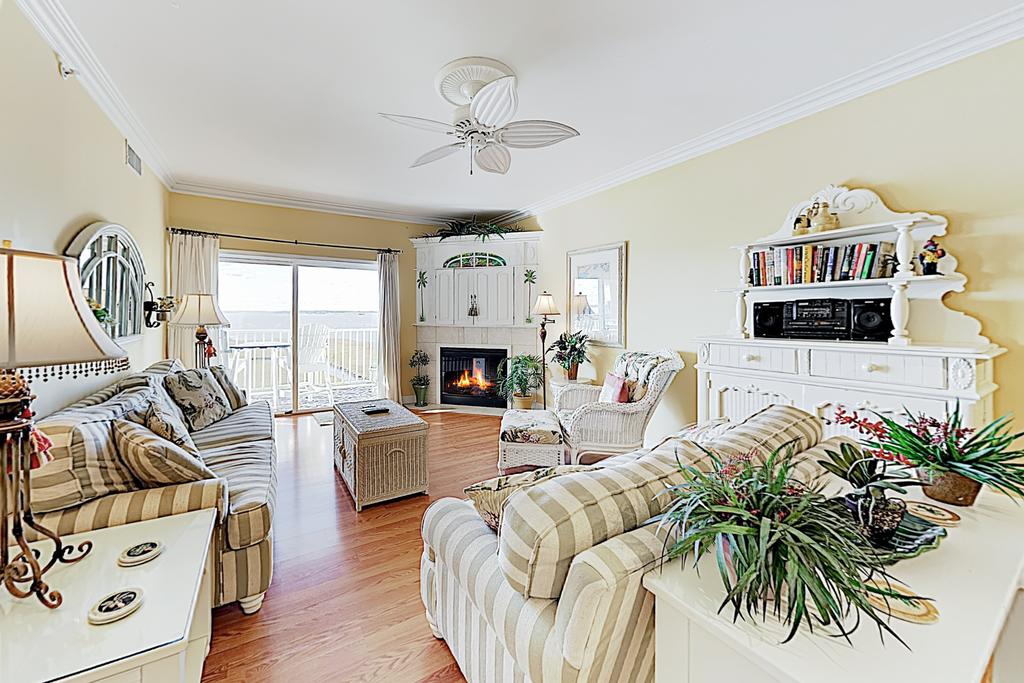 Chic Beachside Condo W/ Pool & Bayfront Balcony Condo - thumb 0