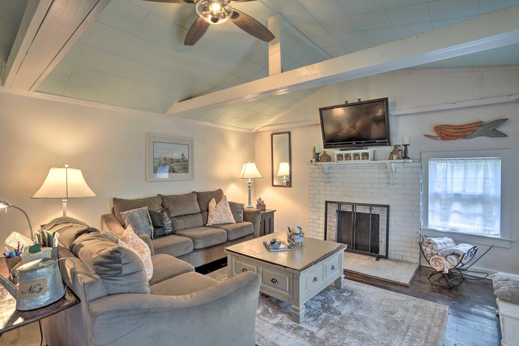 Coastal, Walkable Home In Historic Southport! - thumb 3