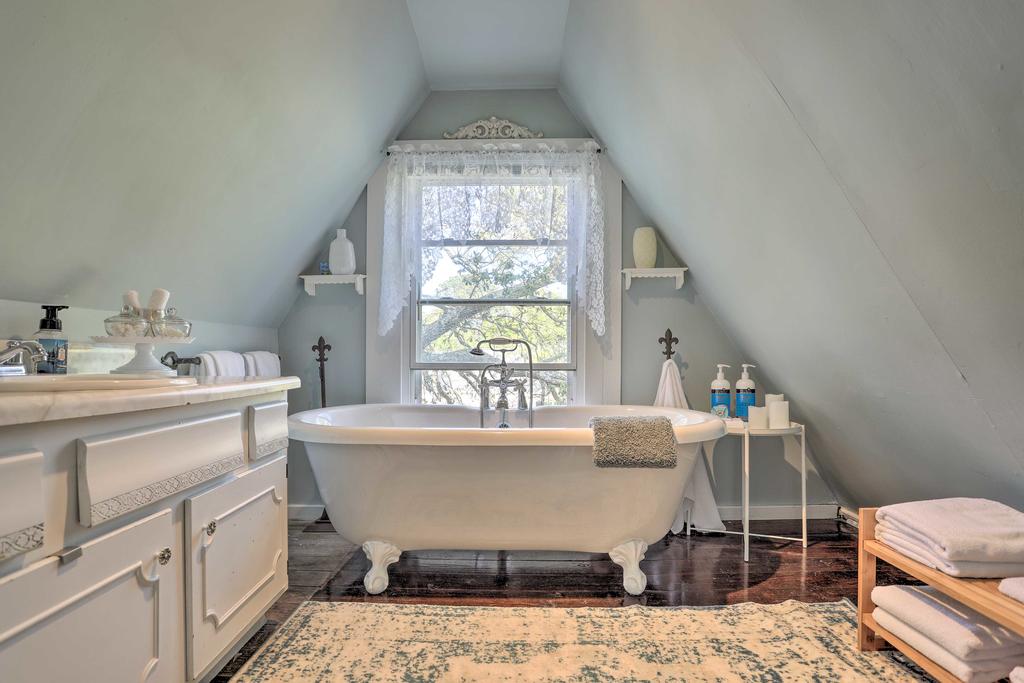 Coastal, Walkable Home In Historic Southport! - thumb 2