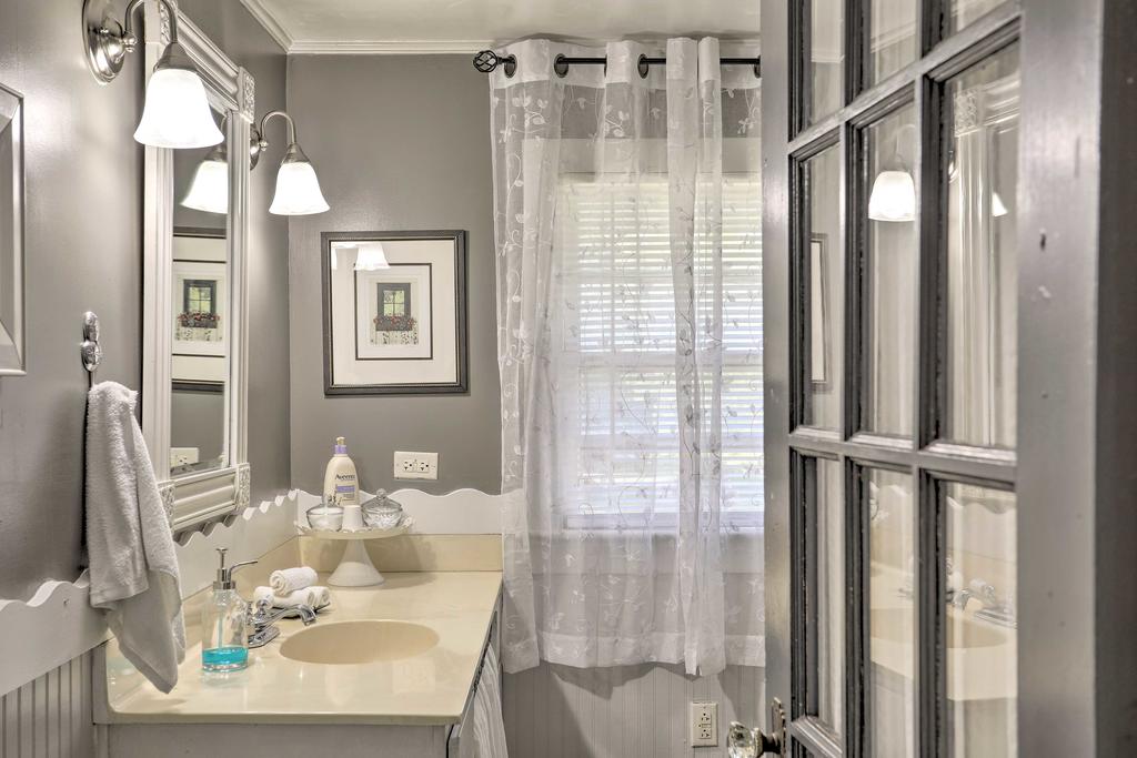 Coastal, Walkable Home In Historic Southport! - thumb 0