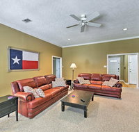 College Station Home with Yard - 5 Mins to A and M - Accommodation Alabama