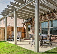 College Station Townhouse with Patio and Pool Access - Accommodation Alabama