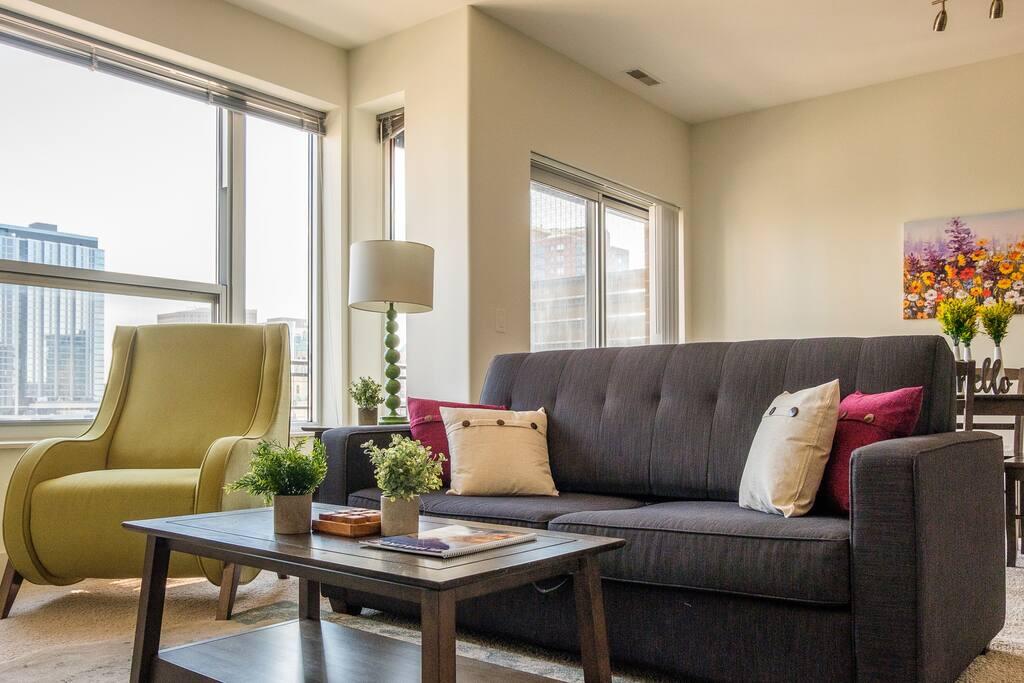 Colorful 2BR Apt Near The Lake - thumb 0