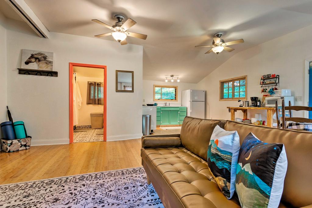 Cozy & Charming Asheville Cabin - 5 Mi To Downtown! - thumb 3