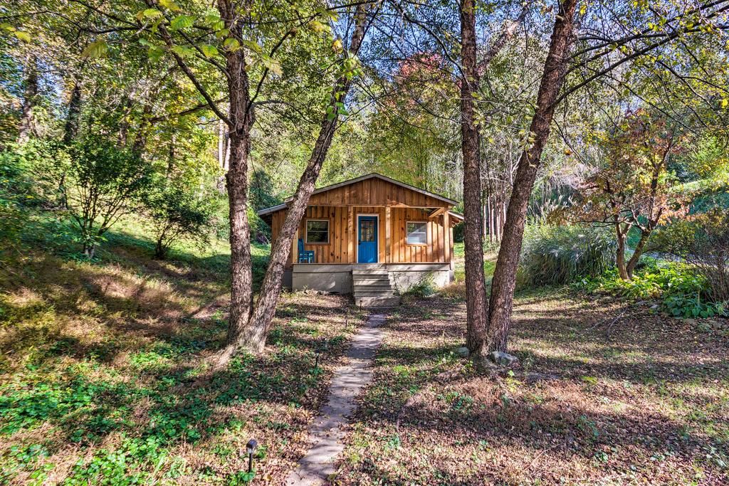 Cozy & Charming Asheville Cabin - 5 Mi To Downtown! - thumb 1
