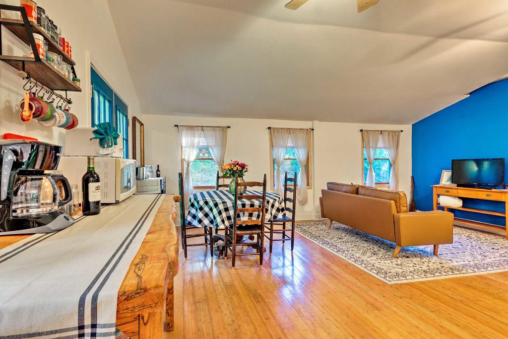 Cozy & Charming Asheville Cabin - 5 Mi To Downtown! - thumb 0