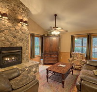 Creekside Lodge w Views by Hosteeva - Accommodation Alabama