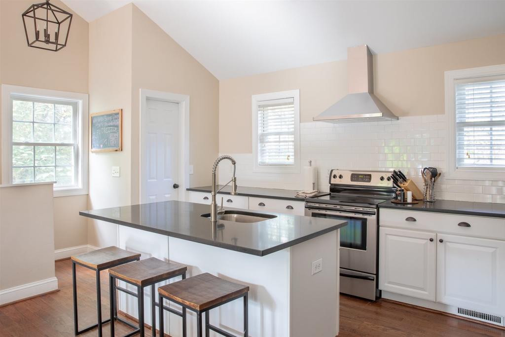 Downtown Charlottesville Carriage House - thumb 3