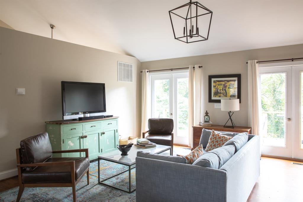 Downtown Charlottesville Carriage House - thumb 1