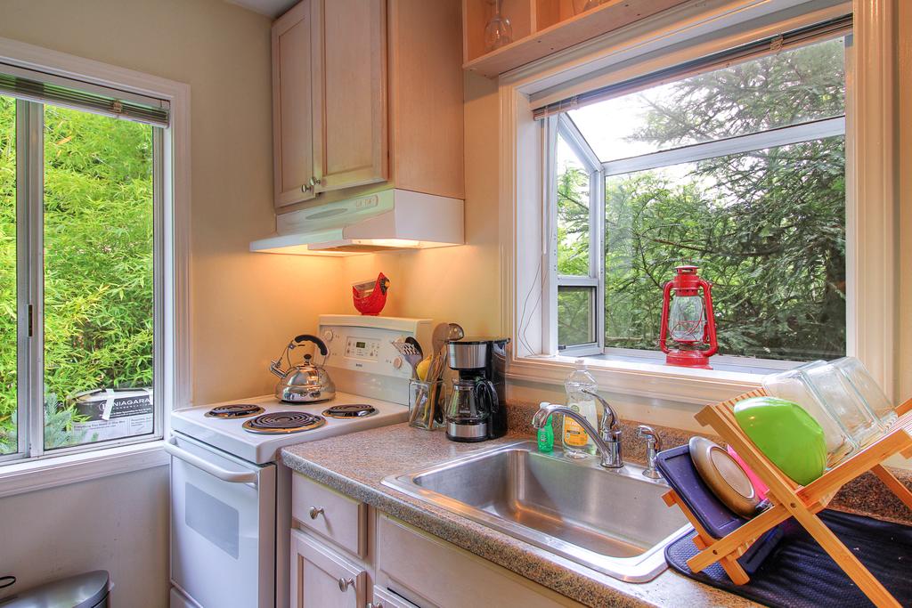 Downtown Cottage In The Woods - thumb 3