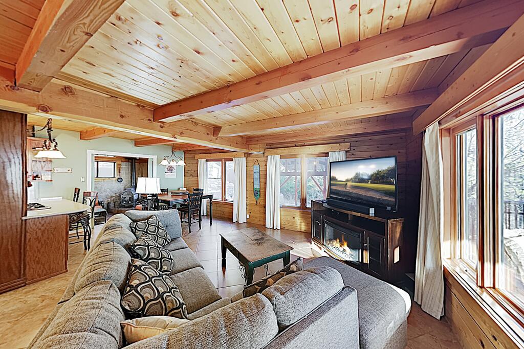 Expansive Haven W/ Fireplaces & Epic Game Room Home - thumb 0
