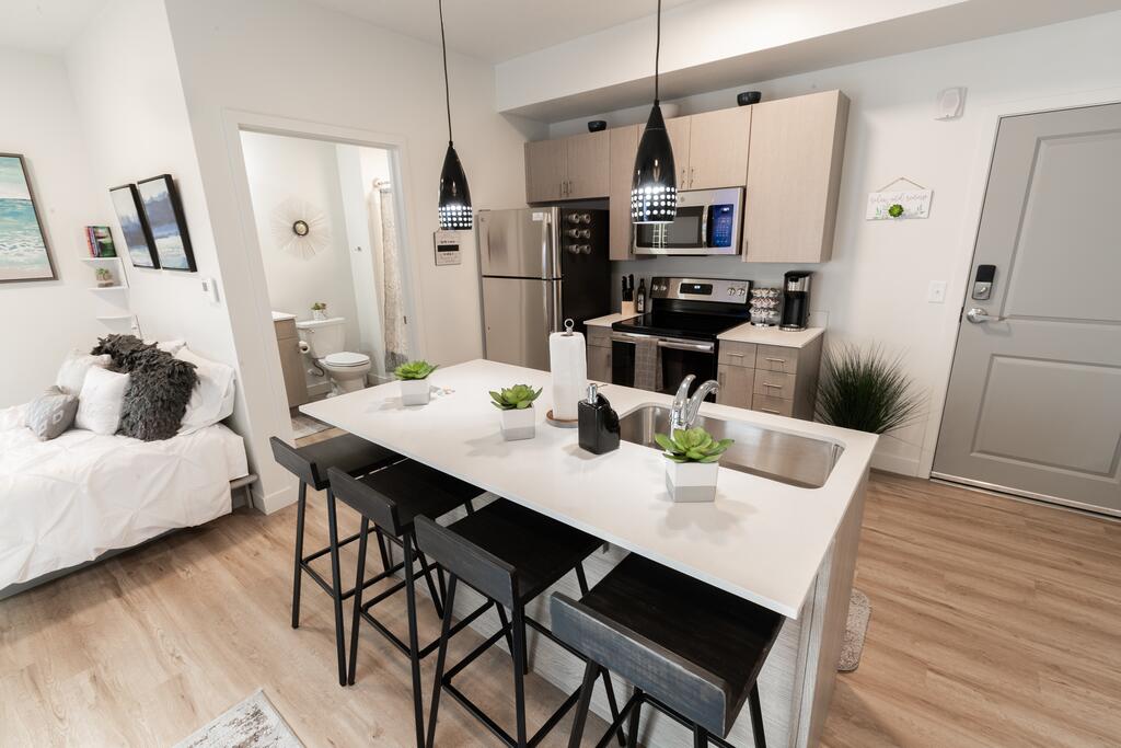 Extended Stays Washer And Dryer In Unit Hot Tub Gym Heart Of Downtown - thumb 0