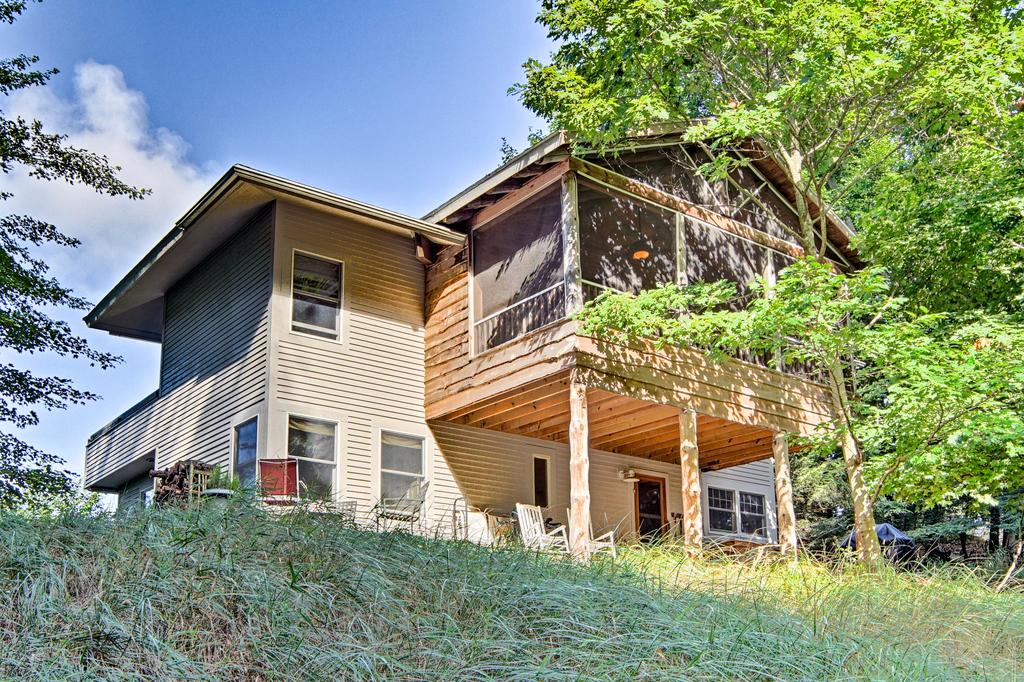 Forested Pentwater Beachhouse-100 Ft To Shore - thumb 2