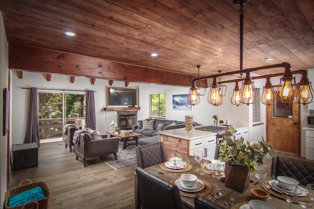 Golden Lodge  Luxury 6BD/3BA, Slps 14, Game Rm, A/C, Lake Pass, Village - thumb 0