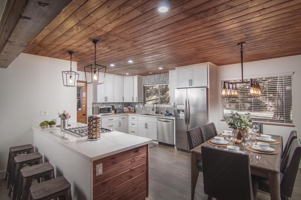 Golden Lodge  Luxury 6BD/3BA, Slps 14, Game Rm, A/C, Lake Pass, Village - thumb 3