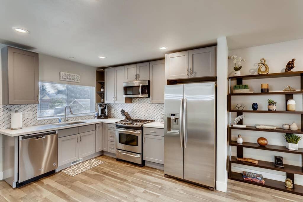 Gorgeous, Contemporary 4 BDRM / 2 BATH Home! - thumb 3