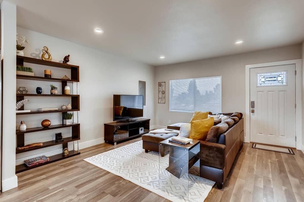 Gorgeous, Contemporary 4 BDRM / 2 BATH Home! - thumb 0