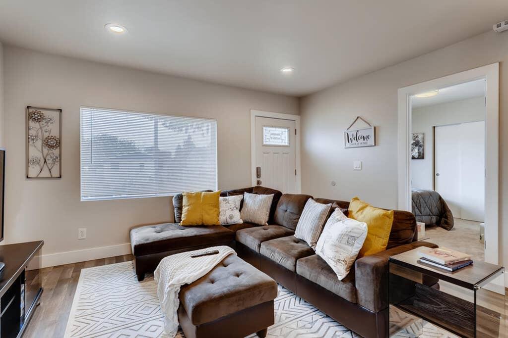 Gorgeous, Contemporary 4 BDRM / 2 BATH Home! - thumb 1