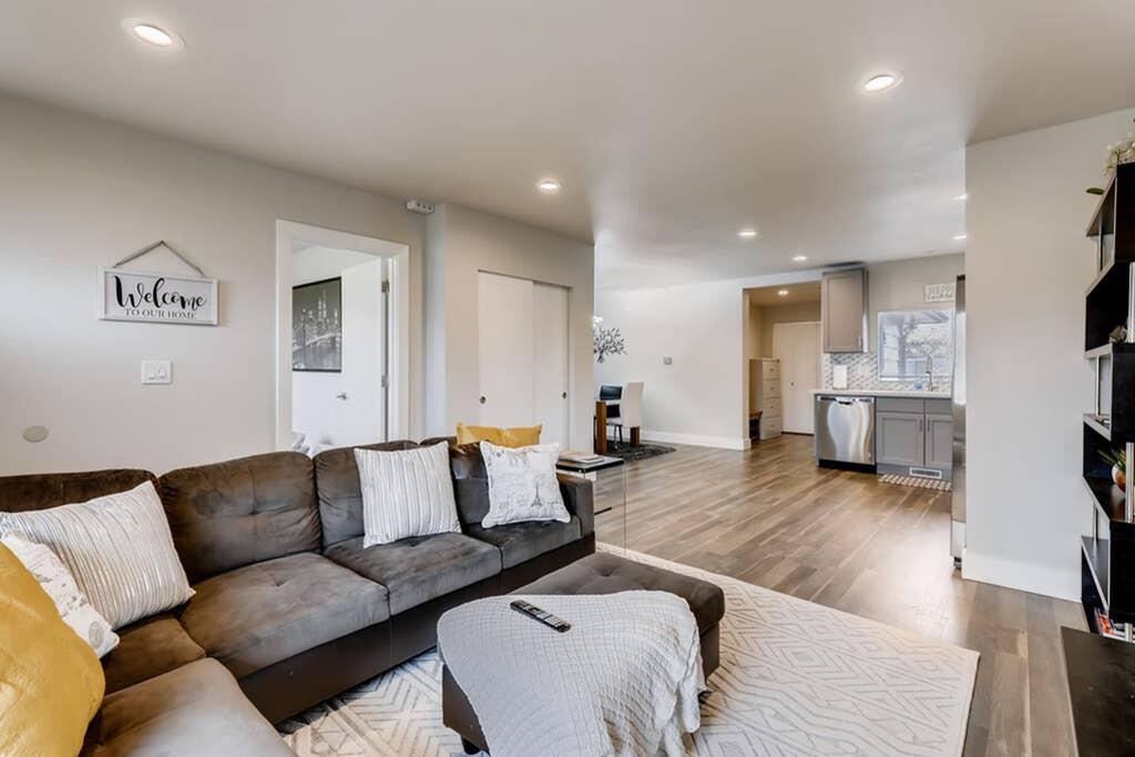 Gorgeous, Contemporary 4 BDRM / 2 BATH Home! - thumb 2