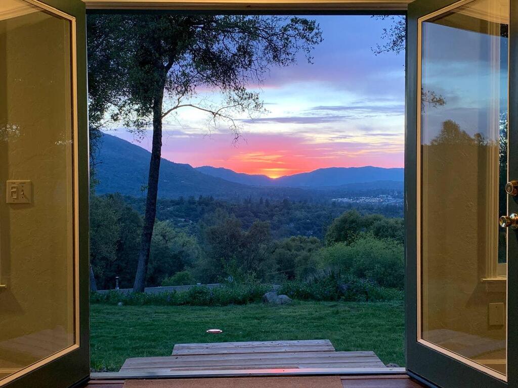 Hillside Cottage Near Bass Lake And Yosemite - thumb 1